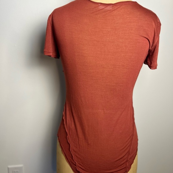 Free People women’s short sleeve body suit large rose color - Picture 4 of 7